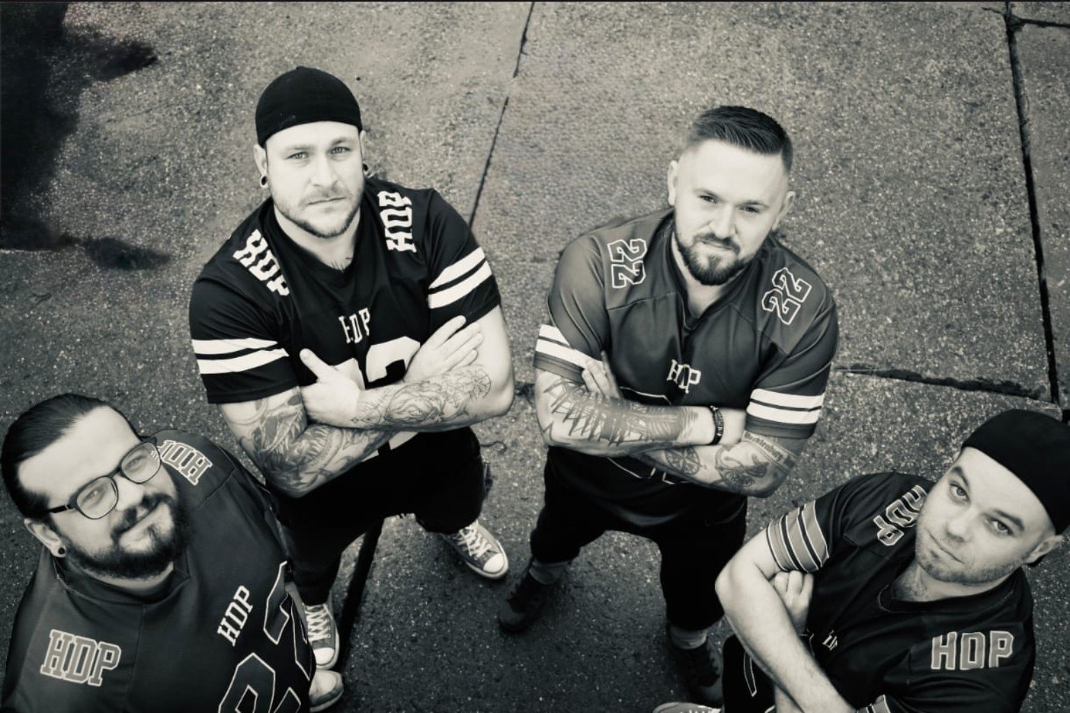 HINTER DEM PLAN als Bandfoto von oben