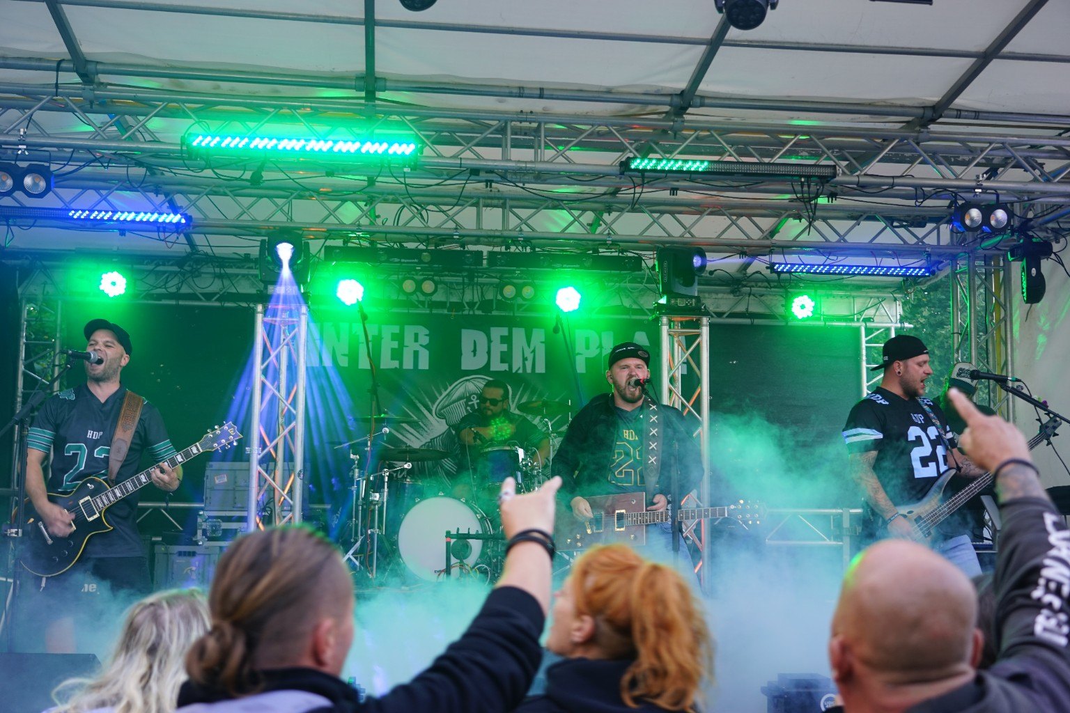 HINTER DEM PLAN live auf der Bühne vor Publikum